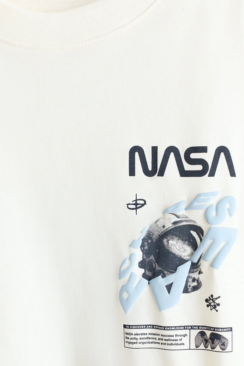 اتش اند ام تي-شيرت بطبعة وقصة واسعة