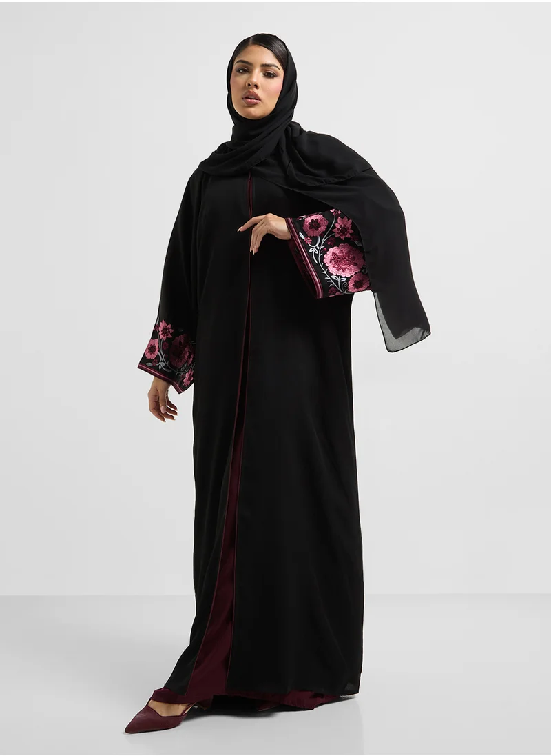 هيا كلوزيت Embroidered Flared Sleeve Abaya