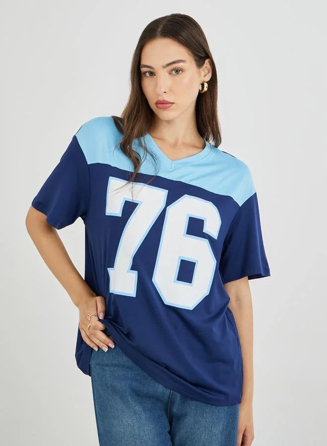 تايك تو تي شيرت بأكمام قصيرة وطبعة شعار خذ اثنتين