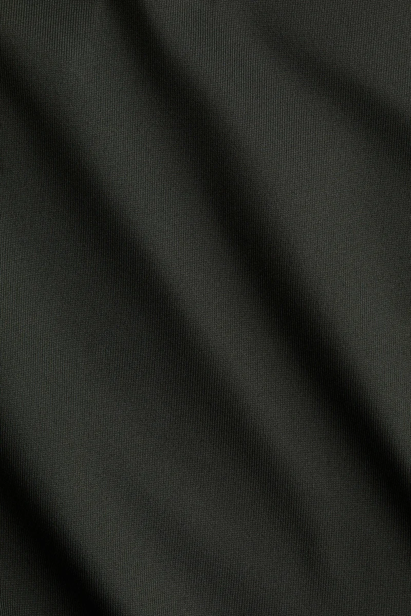 اتش اند ام تي-شيرت ضيق من الميكروفيبر