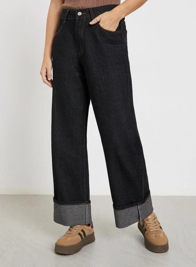 ستايلي جينز بأرجل واسعة وخصر عالي