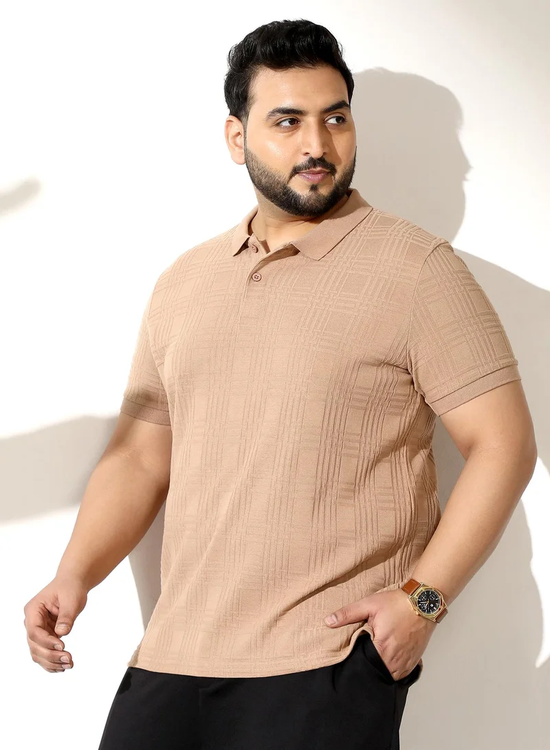 انستافاب بلس تيشيرت بولو رجالي بنسيج متشابك ورقبة بولو مضلعة وأكمام قصيرة مضلعة وحافة مستقيمة وزر نصف ونسيج دائري سادة للاستخدام اليومي والكاجوال بلون بيج فاتح