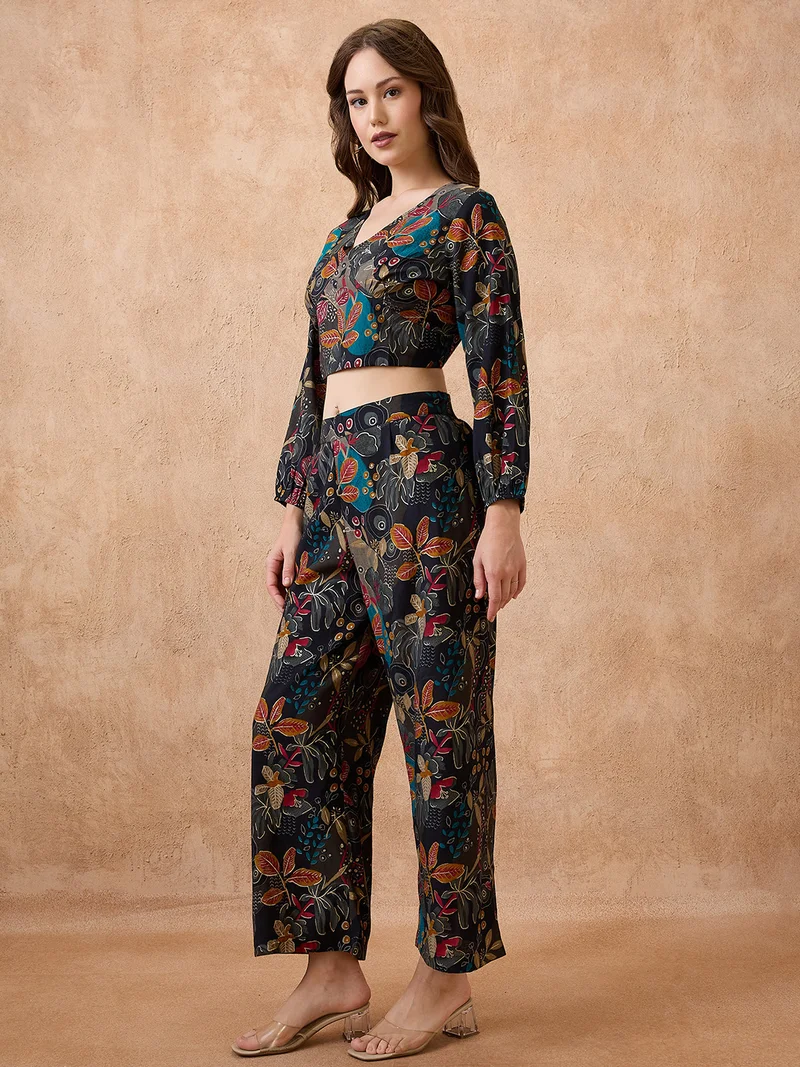 جلو باص طقم نسائي بلوزة قصيرة بياقة على شكل حرف  وطبعات زهور مع بنطلون واسع الأرجل