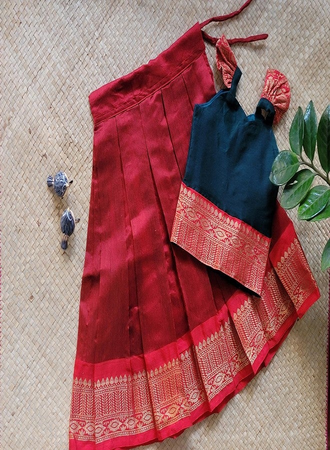 Picksparrow فستان باتو بافاداي/لينغا تشولي/فستان تقليدي من القطن والحرير الخالص من بيكسبارو (بأكمام مكشكشة) (أخضر/أحمر، 6-12 شهرًا) - Image 3