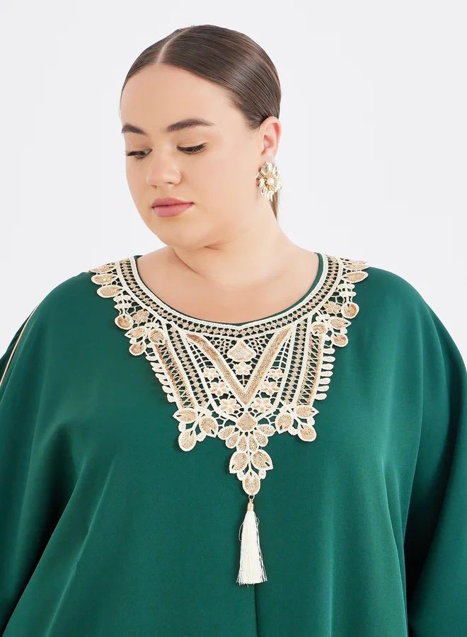 Styli Styli Plus Green Kaftan with Lace Patch Detail