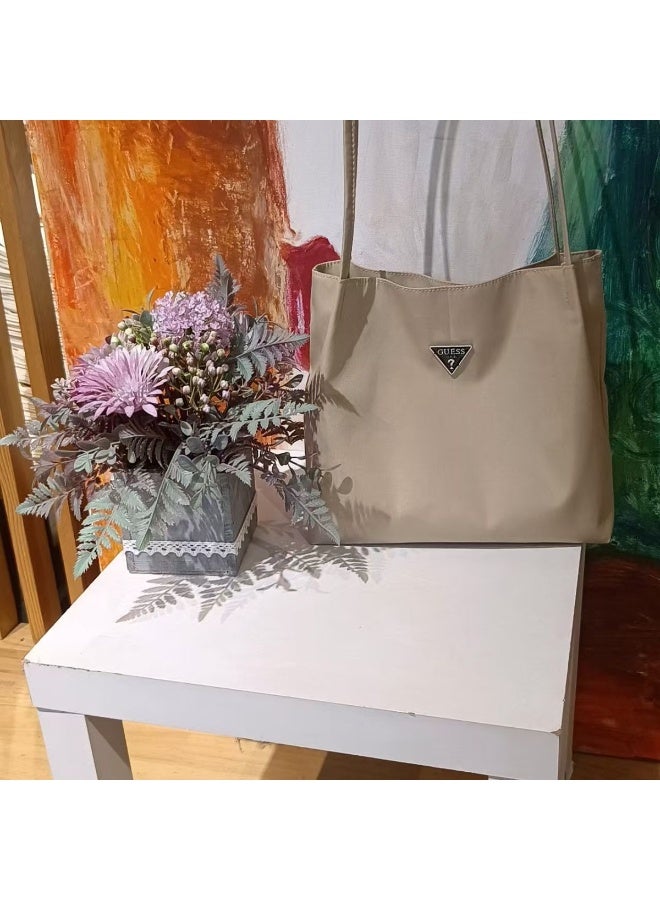 جيست حقيبة كتف نسائية كبيرة السعة بتصميم مريح (كاكي) Guest - Image 2