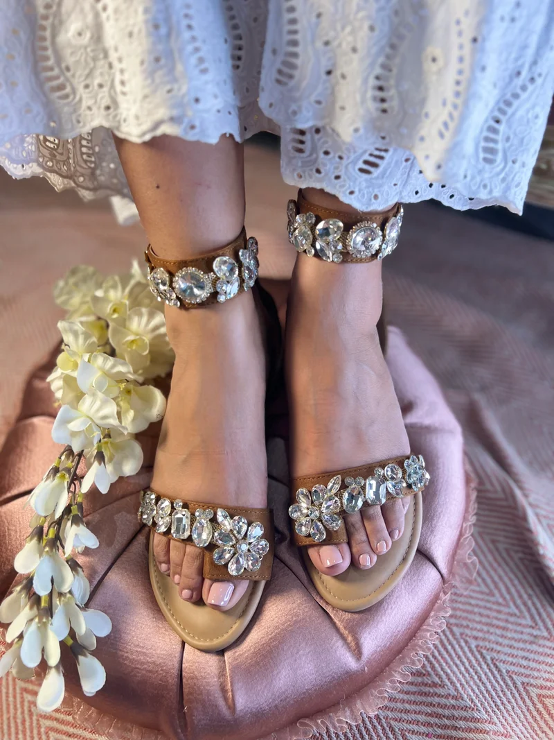 Sandal Stories صنادل جلاديتور نسائية كريستالية لامعة بنية