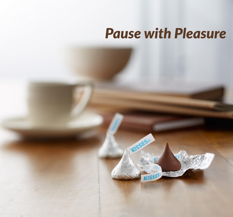 قبلات الشوكولاتة بالحليب، تغليف فضي كلاسيكي، كيس 2 باوند (حوالي 200 قطعة) - مثالي للهدايا، الحفلات، والمناسبات الخاصة - Image 3