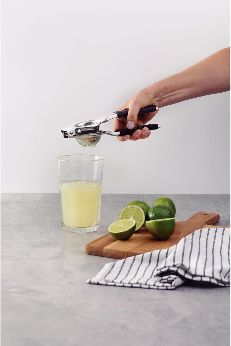 TRAMONTINA Utilitá Stainless-Steel Lemon Squeezer with Black Polypropylene Handle - Image 3