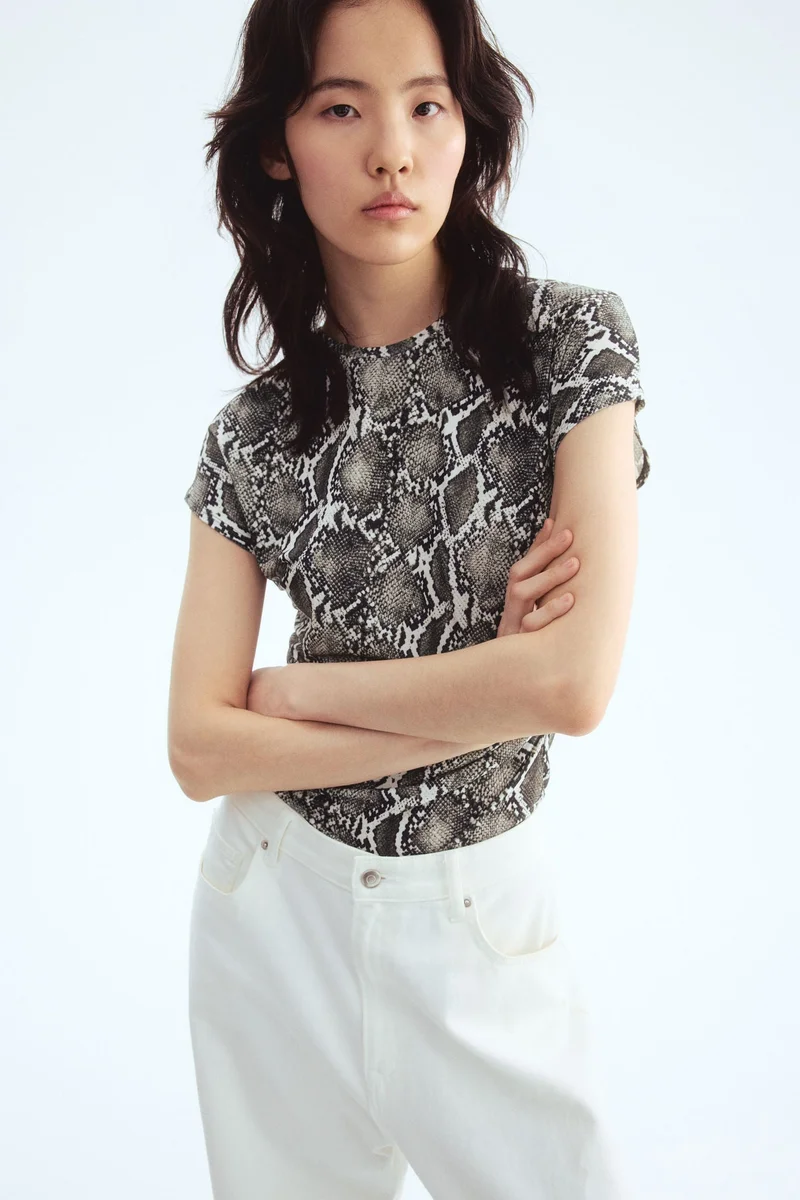 اتش اند ام بلوزة بأكمام قصيرة