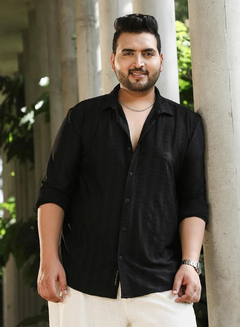 انستافاب بلس قميص رجالي مقاس بلس بلون أسود عقيق بتصميم مضلع مريح للارتداء اليومي بياقة واسعة وأكمام طويلة بأزرار