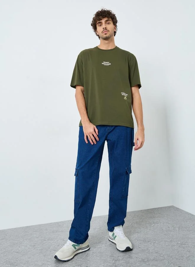 ستايلي تيشيرت واسع بطبعة شعار من الأمام والخلف