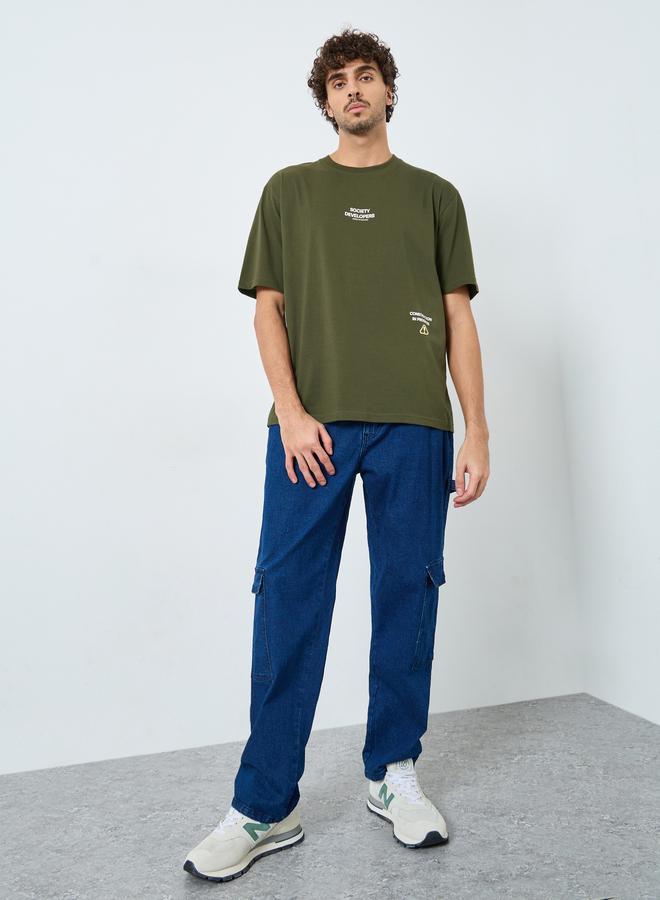 ستايلي تيشيرت واسع بطبعة شعار من الأمام والخلف - Image 2