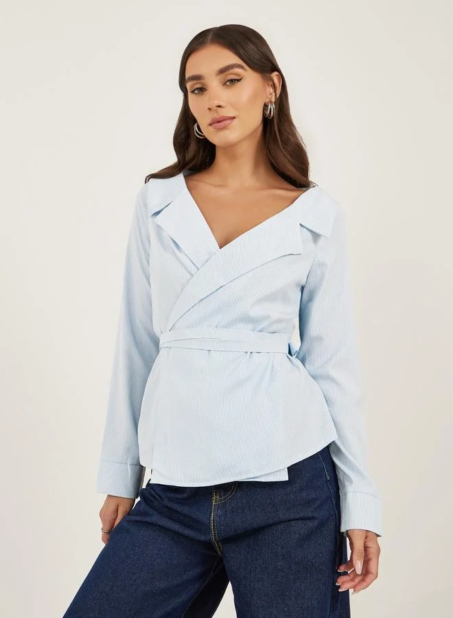 ستايلي بلوزة ملفوفة بياقة مشقوقة مخططة مع تفاصيل ربطة