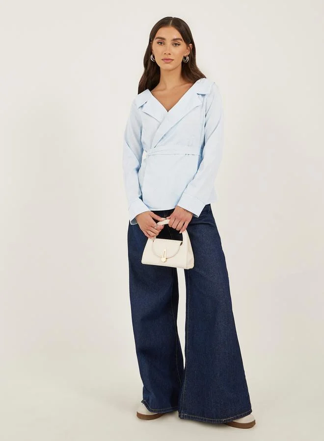 ستايلي بلوزة ملفوفة بياقة مشقوقة مخططة مع تفاصيل ربطة