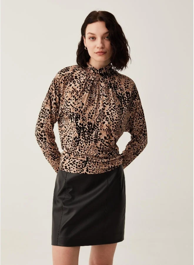 او في اس تيشيرت بأكمام طويلة وطبعة حيوانات