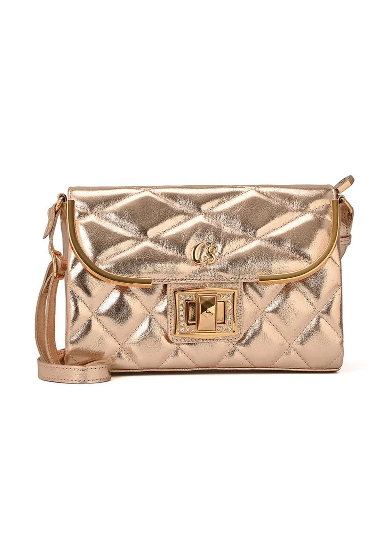 كارمن ستيفنز تفاصيل الحقيبة المبطنّة ذهبية