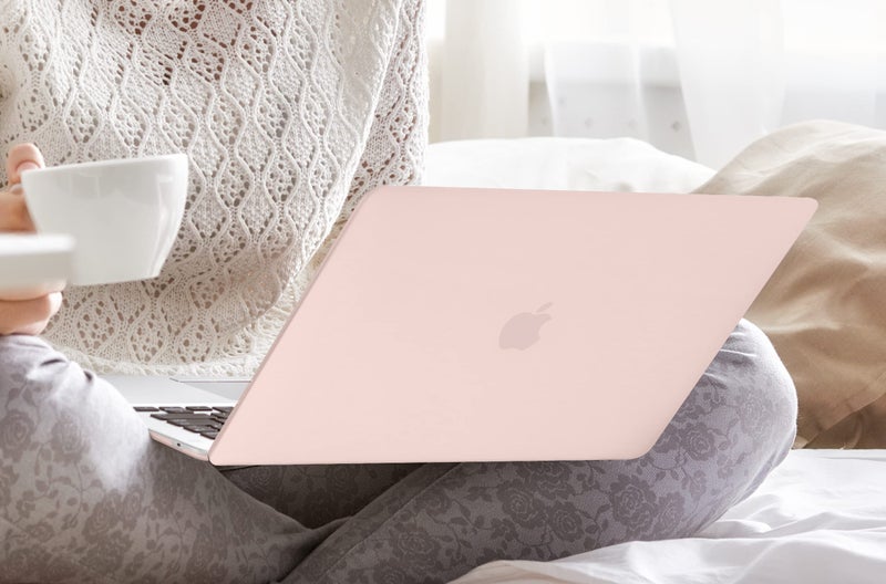 DONGKE حافظة DONGKE لجهاز MacBook Pro مقاس 13 بوصة 2023 2022 2021 2020 إصدار: A2338 M2/M1 A2289 A2251 مع شريط اللمس و Touch ID، غلاف بلاستيكي صلب غير لامع وغطاء لوحة المفاتيح، وردي طباشيري - Image 3