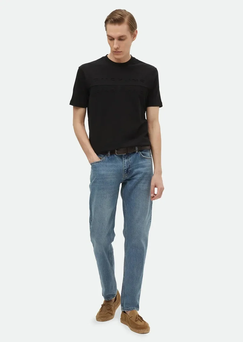 رامسي تيشيرت أسود مطبوع برقبة دائرية مصنوع من القطن بنسبة 100%