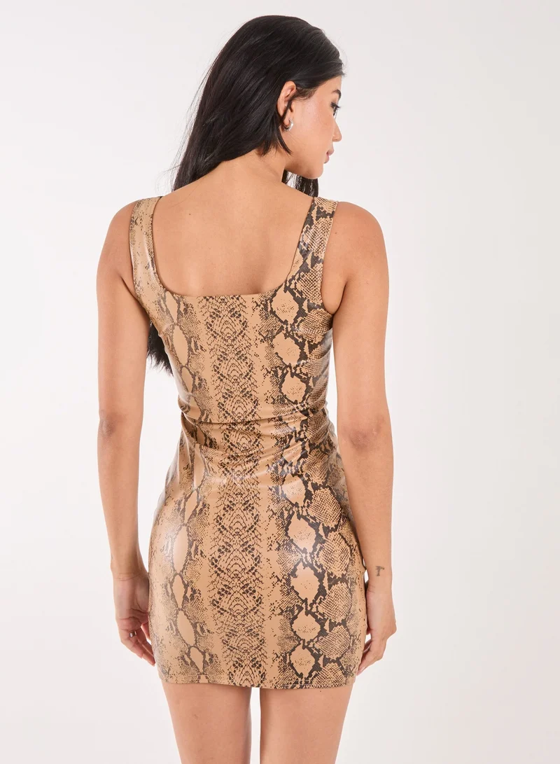 بينك فانيلا فستان قصير بياقة مربعة وطبعة جلد الثعبان من البولي يوريثان