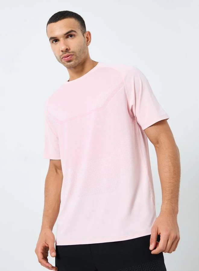 ستايلي اكتيف تيشيرت بقصة عادية وتفاصيل طباعة من الأمام