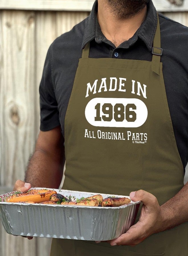 ذيس وير مريلة عيد الميلاد الأربعين من ThisWear، صُنعت عام ١٩٨٦، جميع أجزائها أصلية، مريلة بجيبين، لون أخضر عسكري - Image 5