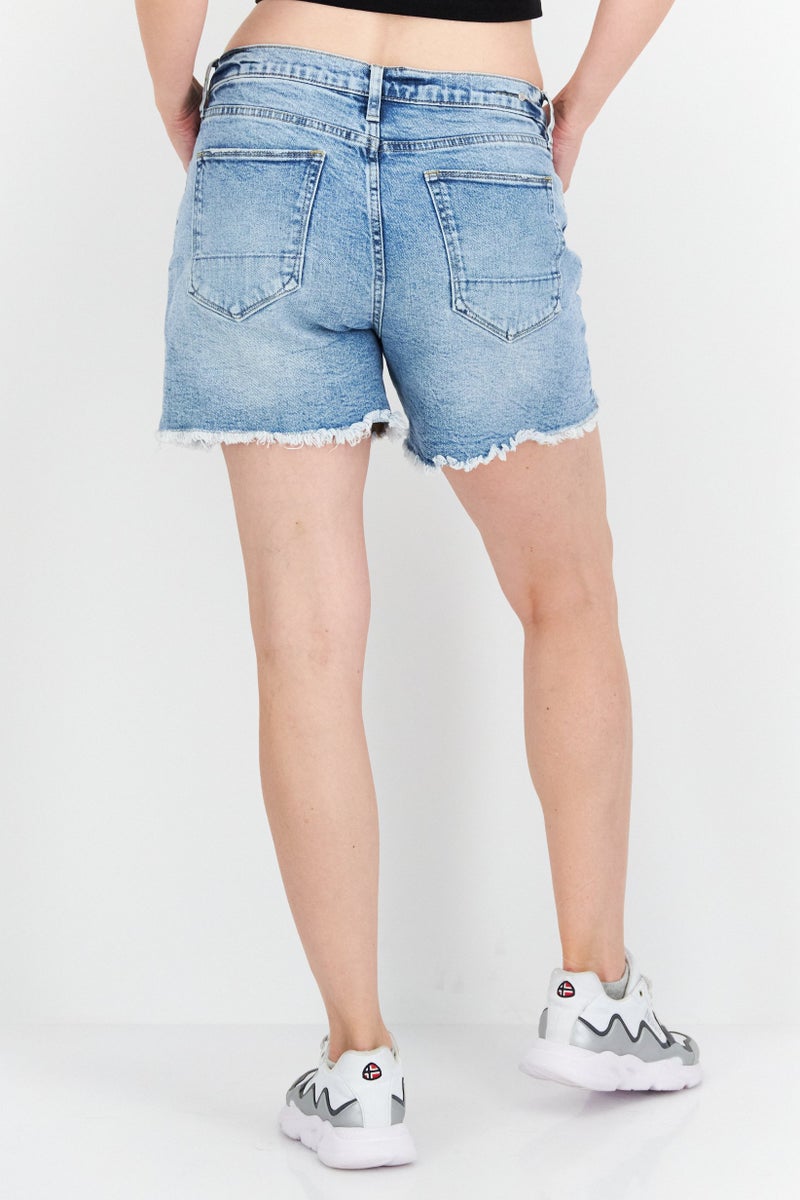 Earnest Sewn شورتات جينز مغسولة للنساء، زرقاء - Image 2