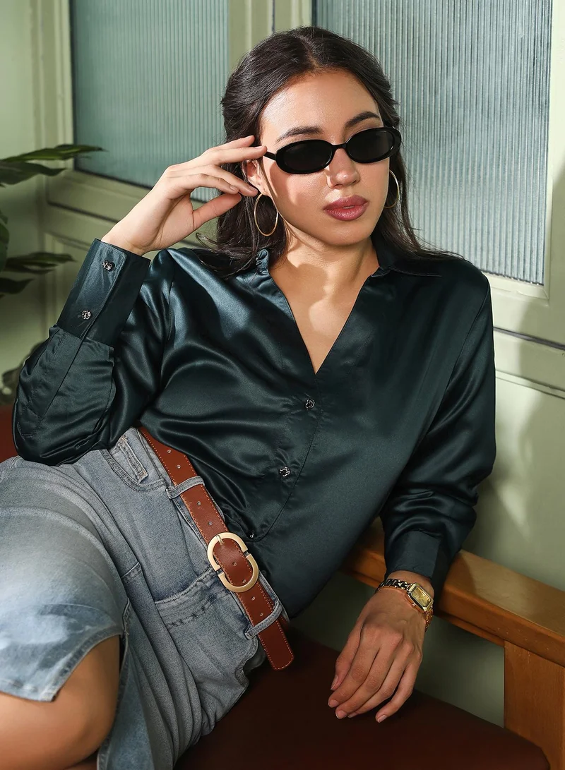 بينيا كولادا قميص نسائي ساتان بقصة مفصلة بياقة واسعة وأكمام طويلة بأزرار للإغلاق بلون أخضر زمردي