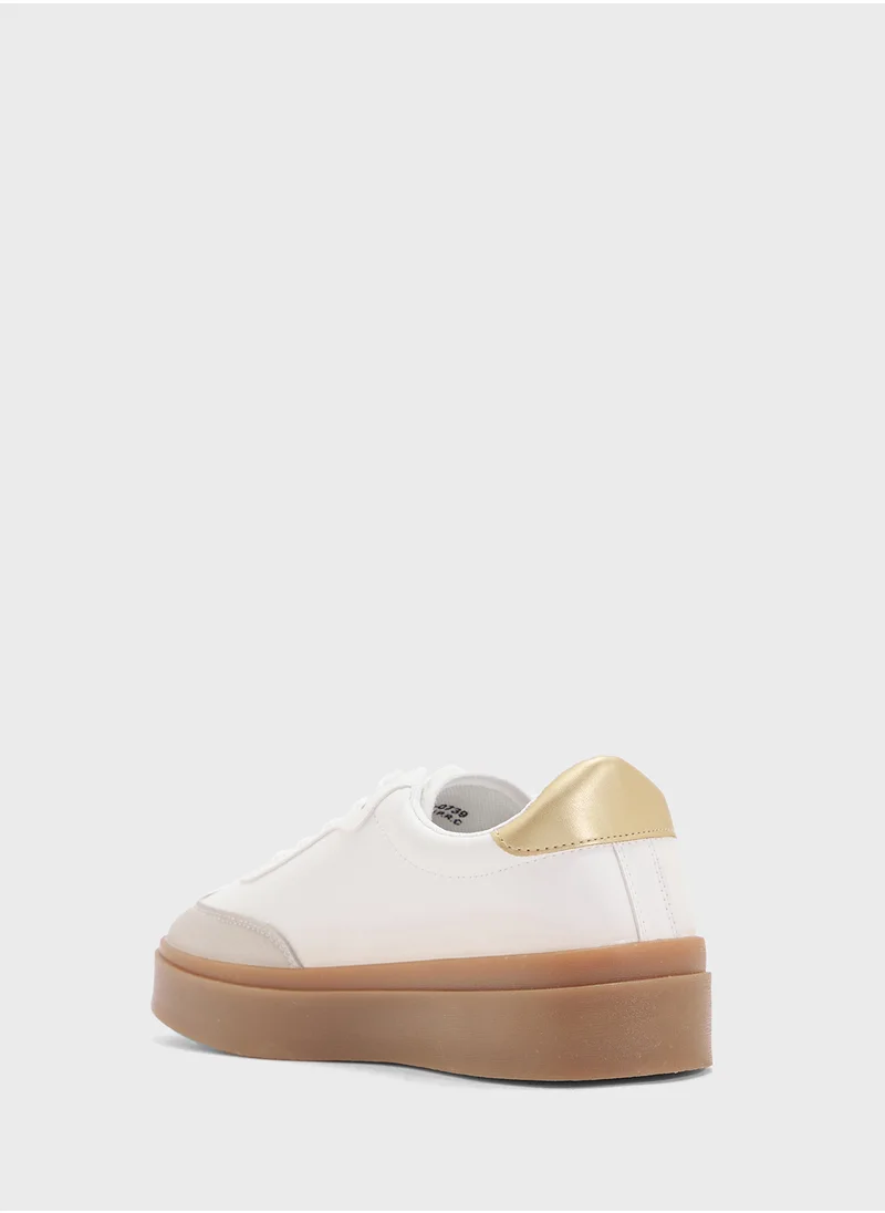 Clowse Striped Sneaker