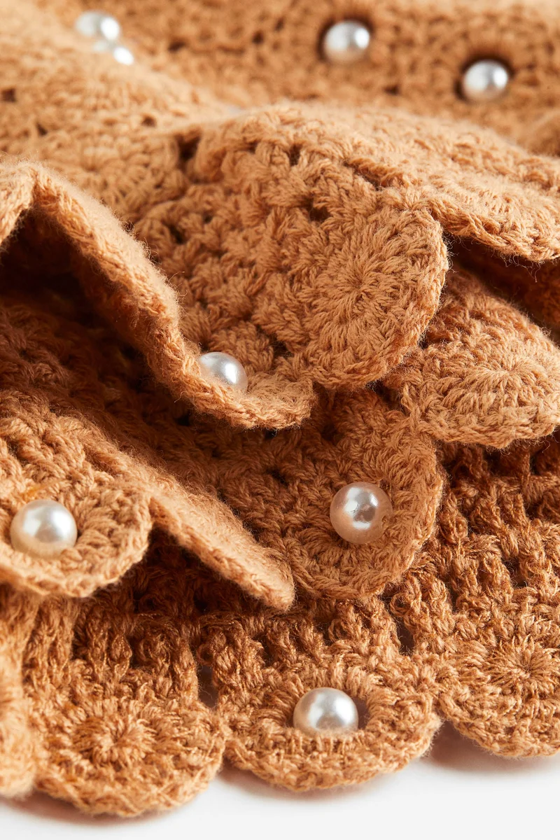 اتش اند ام تنورة بمظهر كروشيه مزينة بالخرز