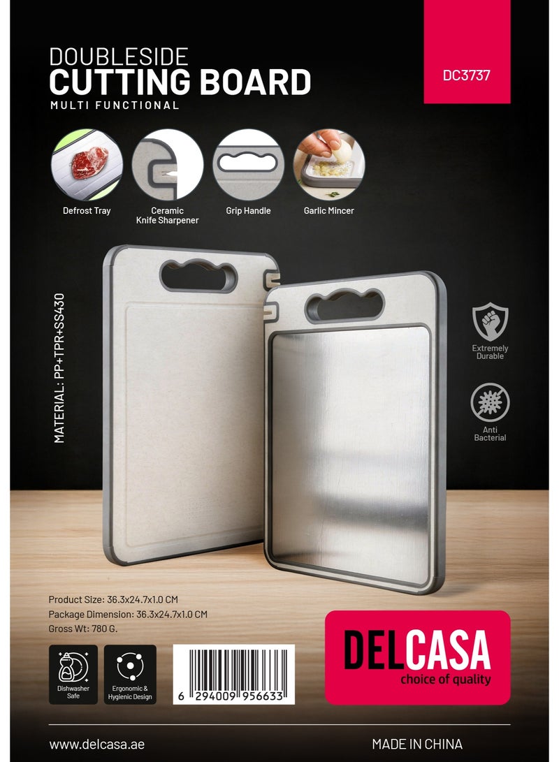 ديلكاسا لوح تقطيع مزدوج الجوانب من ديلكاسا، مصنوع من الفولاذ المقاوم للصدأ والبلاستيك | لوح تقطيع مزود بمبراة سكاكين سيراميك مدمجة، ومفرمة ثوم، ومقبض مريح | 36.3 × 24.7 × 1.0 سم