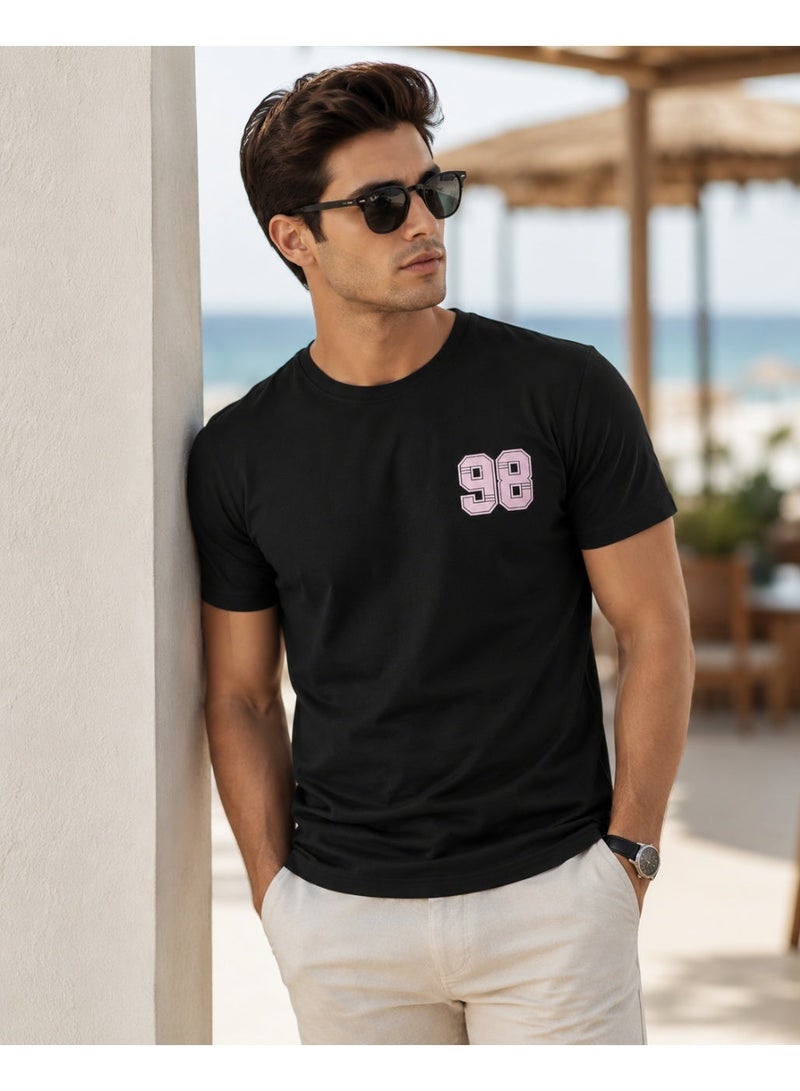 تي شيرت رجالي أسود بياقة دائرية مع طباعة رقم "98" وردي بنمط فارستي - Image 3