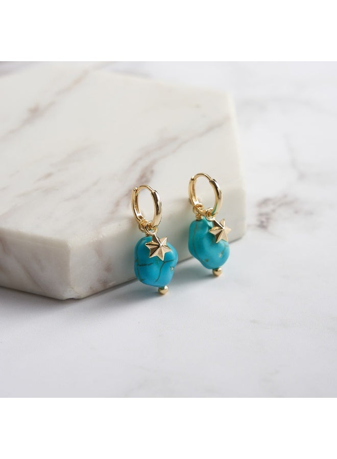 ڤيا "أقراط من Veya مصنوعة من الفضة الأصلية عيار 925 ومطلية بالذهب عيار 14، بتصميم فريد يجمع بين الحجر الفيروزي والنجمة الذهبية ليمنحك إطلالة جريئة وعصرية مستوحاة من ألوان البحر والطبيعة. ✨ تأتي داخل باكيج فاخر يعكس فخامة القطعة وجودة العلامة." - Image 3