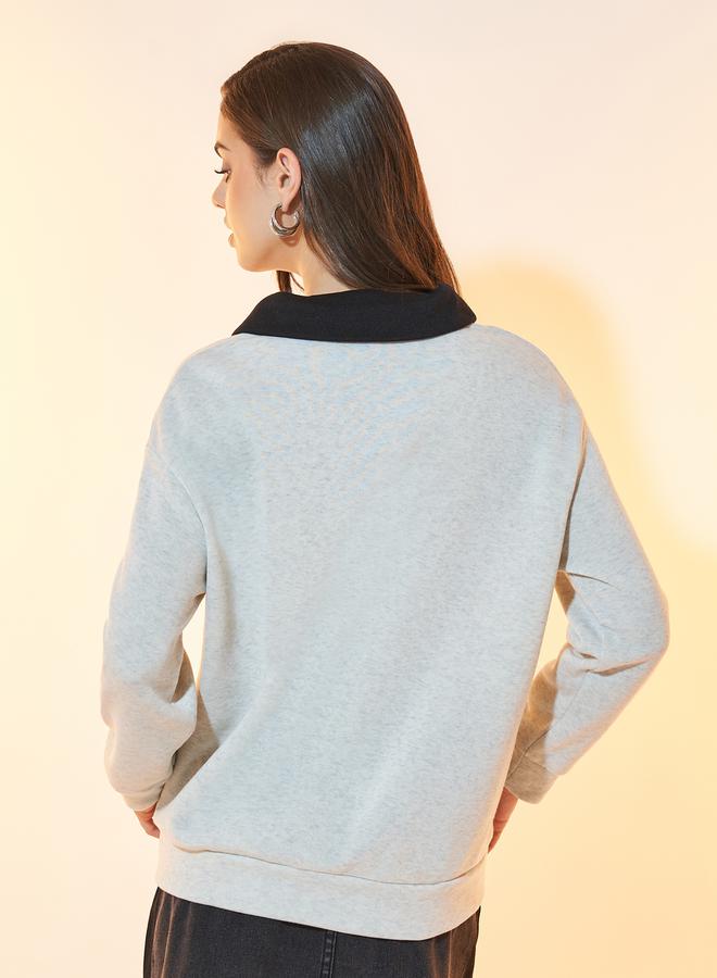 تايك تو سويت شيرت بقصة عادية وياقة بتفاصيل مُتباينة - Image 5