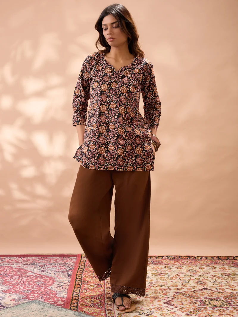 جلو باص بنطلون نسائي واسع الساق بقصة مستقيمة وخصر مرتفع بتفاصيل دانتيل بلون بني سادة من جلوبس