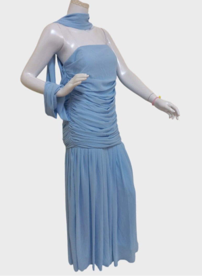 Elegant Light Blue Sleeveless Ruched Dress with Scarf  - Image 2