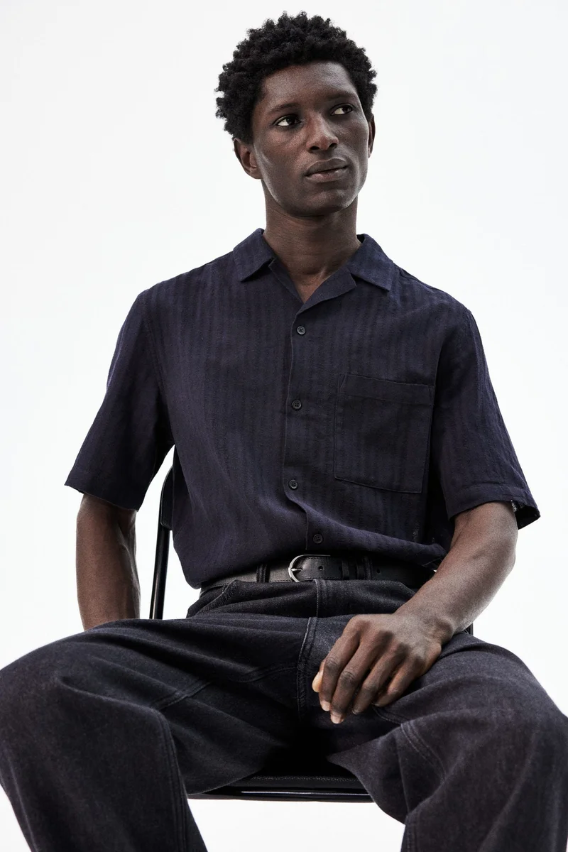 اتش اند ام قميص ريزورت من الكتان بقصّة عادية