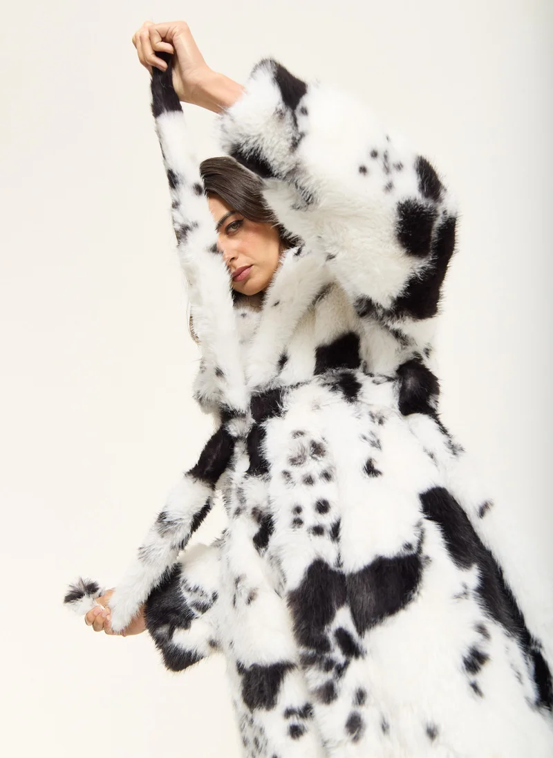 هاوس أوف هولاند معطف بقرة من الفرو الصناعي باللونين الأسود والأبيض