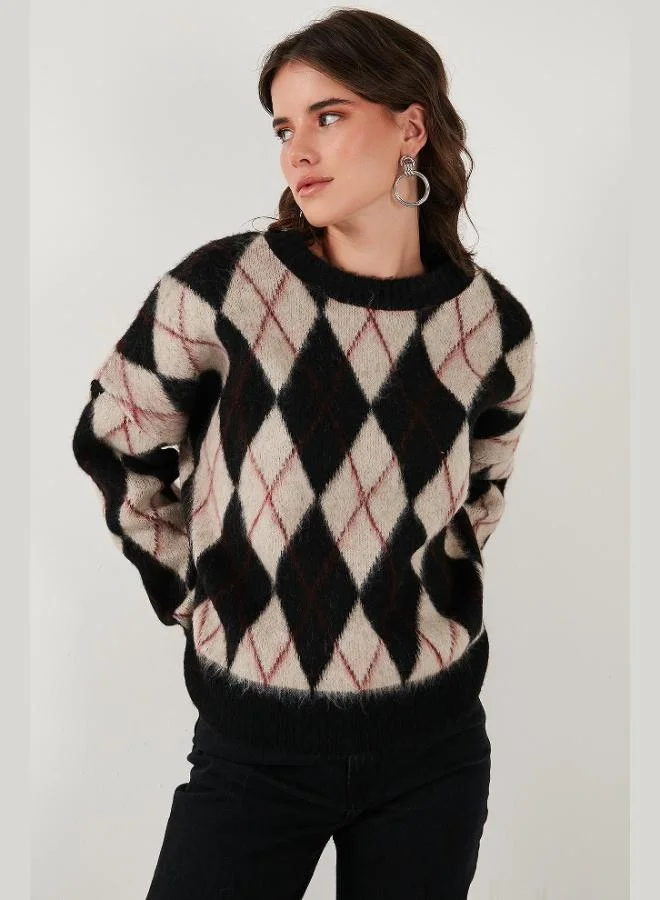 ليلا كنزة نسائية بياقة دائرية بقصة واسعة ونقشة ألماس وملمس ناعم