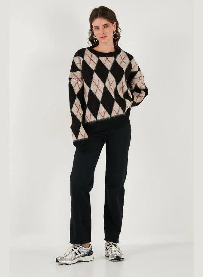 ليلا كنزة نسائية بياقة دائرية بقصة واسعة ونقشة ألماس وملمس ناعم