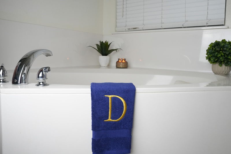 Decorvo منشفة يدوية بالبحرية الفاخرة للحمام - منشفة مزخرفة بالفندق الأولي ذات الجودة المدمرة للمسحوق الغرفة المنتج  - Image 5