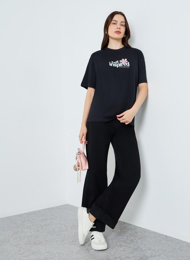 ستايلي تيشيرت نسائي أسود بطبعة جرافيك واسع - Image 2