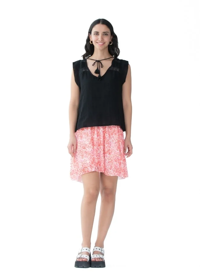 HaILYS A playful short skirt with a bright floral pattern, adding a pop of color to your wardrobe.