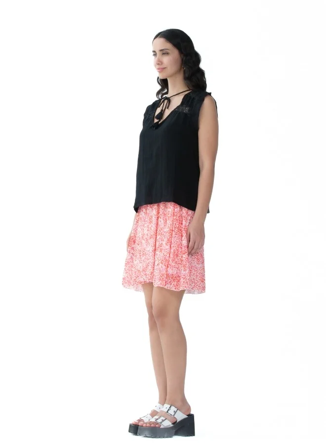 HaILYS A playful short skirt with a bright floral pattern, adding a pop of color to your wardrobe.