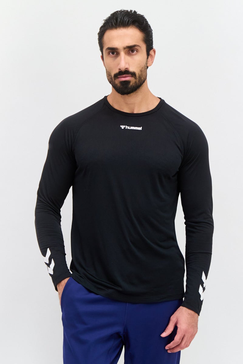 Hummel تي شيرت تدريب طويل الأكمام للرجال بلياقة شعار العلامة التجارية، أسود - Image 1