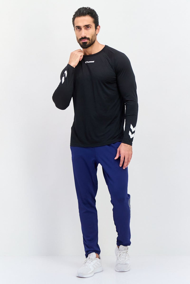 Hummel تي شيرت تدريب طويل الأكمام للرجال بلياقة شعار العلامة التجارية، أسود - Image 4