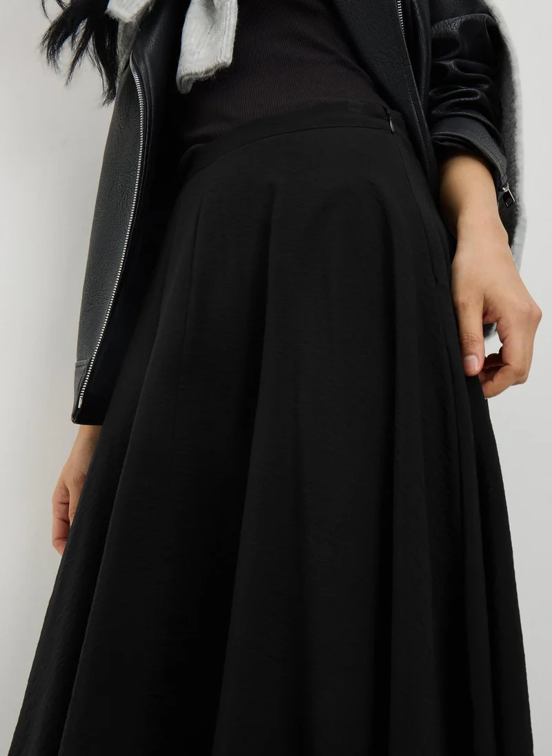 ماتلان تنورة ميدي سوداء