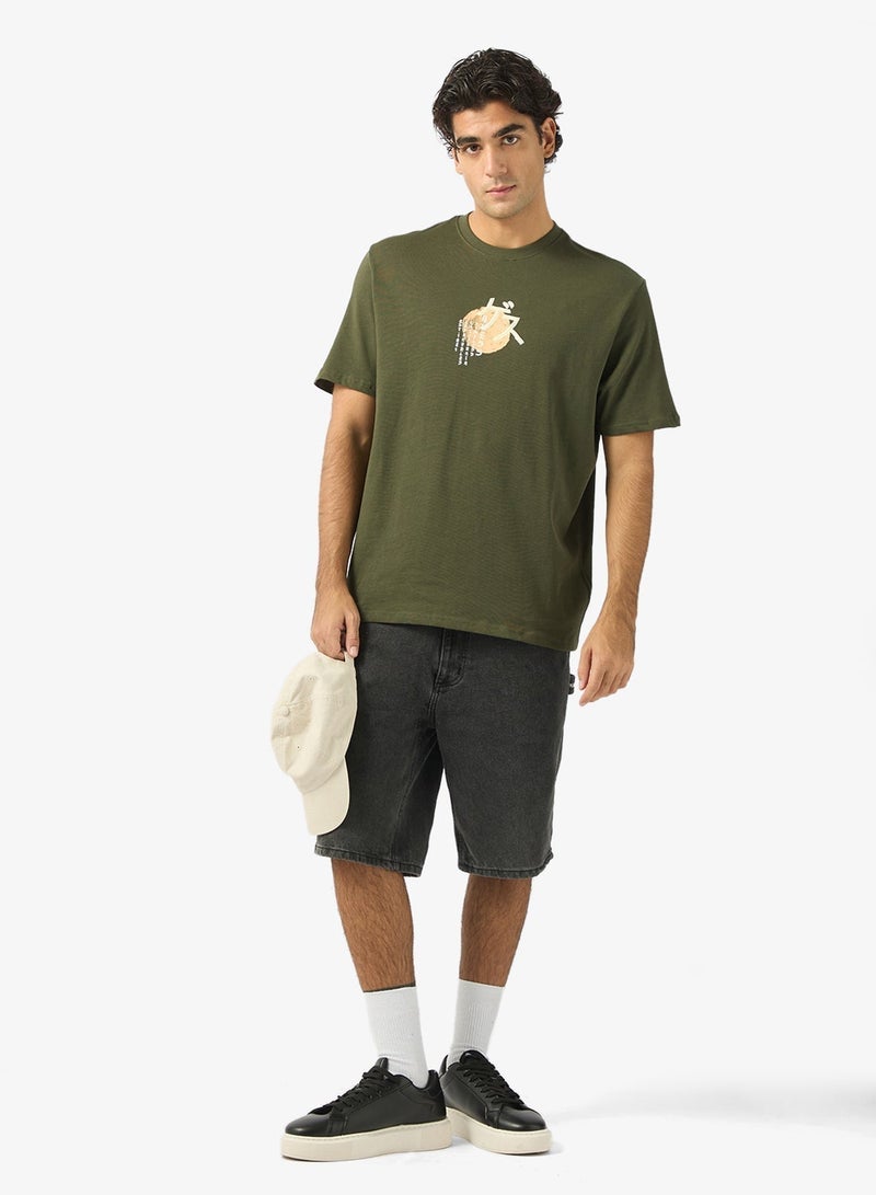 جس تيشيرت بطبعة فنية بياقة دائرية - Image 4