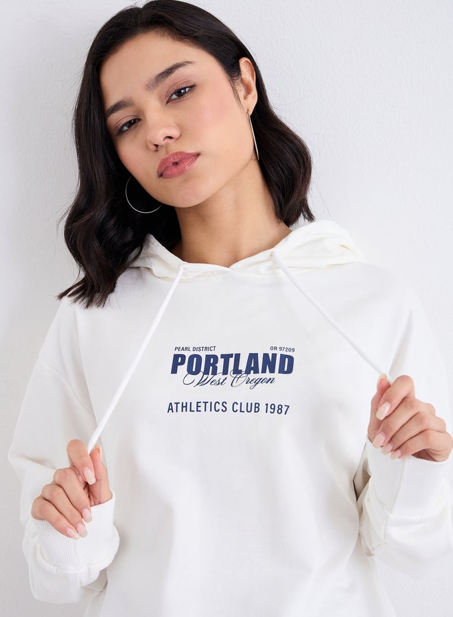 ستايلي هودي طويل أوف وايت بطبعة شعار - Image 3