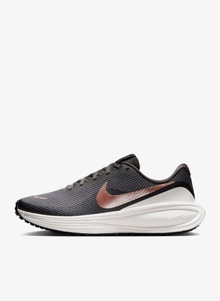 Nike Revolution 8 Trainers for Women - Black - view 2